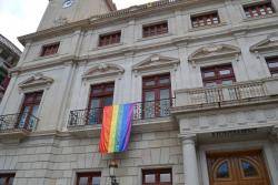 La bandera LGTBI+ al balcó de l'Ajuntament de Reus