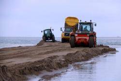 El tram de l'istme del Trabucador soterrat pel mar i on Infosa treballa per habilitar un vial d'accés a les salines. Imatge del 17 d?abril de 2020. ACN (Extret de: www.imaginaradio.cat).