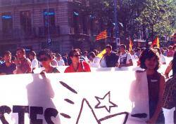 Meritxell Moneo, a la dreta, sotenint una pancarta a la manifestació de l'Onze de Setembre de 1993