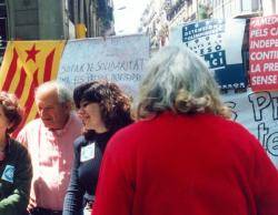 La Meri, junt a Ramon Rocabayera, en una paradeta dels Familiars dels presos independentistes a les Rambles