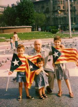 En aquesta fotografia, de la Diada Nacional de l'Onze de Setembre de 1979, hi podem veure Joan Ballester expressant desacomplexadament la seva catalanitat acompanyat dels seus nets. (Imatge. El Foment de Girona))