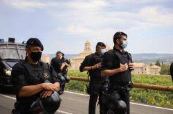 Mossos d'Esquadra intentant evitar que els manifestants avancin cap a Poblet (Imatge: Anonymous Catalonia)