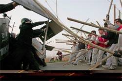 1996 La policia posa fi violentament a la tancada d'estudiants a la universitat de Seül