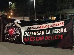 Encartellades en nombroses poblacions recordant les detencions de 9 independentistes d'ara fa un any Encartellades en nombroses poblacions recordant les detencions de 9 independentistes d'ara fa un any