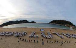 Unes 600 persones despleguen un mosaic a Donostia per exigir la fi de la dispresió dels presoners bascos