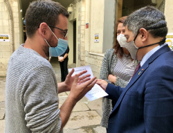 · Lluc Salellas ha donat una carta amb un plec de reivindicacions al nou conseller Miquel Sàmper, de visita a Girona  