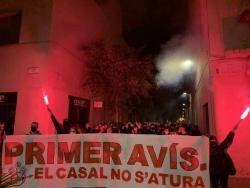 Manifestació a la Vila de Gràcia en suport al Casal Popular Tres Lliris