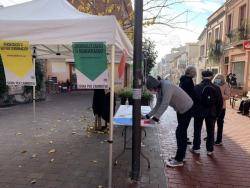 Recollida de signatures a Sant Just Desvern