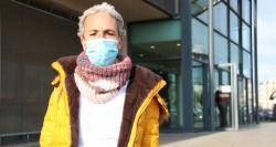 La fotoperiodista Mireia Comas davant dels jutjats de Terrassa. Foto: Albert Segura Lorrio / ACN / Mèdia.cat