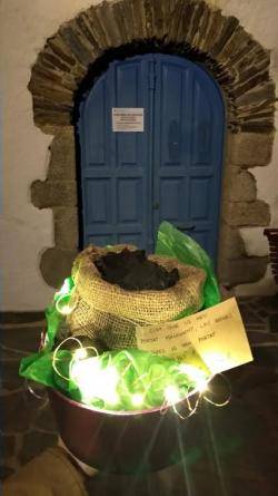 Les ?Reines Magues? deixen carbó a la porta de l'Ajuntament de Cadaqués