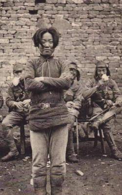 El 3 de juny de 1938 Cheng Benhua és afusellada  (a la imatge somrient a la càmera moments abans de ser executada pels seus captors japonesos)