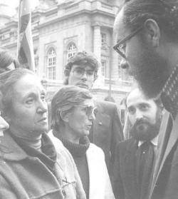 Gertrudis Galí, amb Lluís Maria Xirinacs, al judici a París contra Manuel Viusà