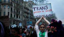 Col·lectius LGBTI anuncien mobilitzacions per exigir al PSOE i Podemos l'aprovació de la llei trans