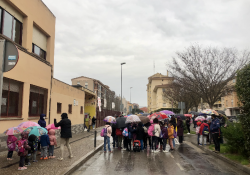 LEscola Àgora talla el carrer de davant del centre per reivindicar uns entorns escolars sans i segurs davant la manca de resposta de lAjuntament.