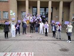 Avui a les 12:00 la Intersindical s'ha concentrat davant de l'Hospital Josep Trueta de Girona, en motiu de la Vaga General Feminista (Imatge: Intersindical-CSC)