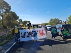 La Plataforma antiautopista protesta durant la inauguració de la via Llucmajor-Campos