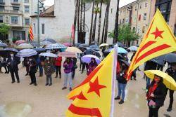 Malgrat les circumstàncies meteorològiques, més d'un centenar de persones s'han concentrat avui a la plaça Sta. Susanna (Mercadal) de Girona, responent a la convocatòria de la Intersindical-CSC.