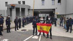 L'ex-policia espanyol el 27/5/2021 (vestit de paisà) va ser homenatjat pels seus companys amb una bandera espanyola signada pels antiavalots (Imatge: El Independiente)