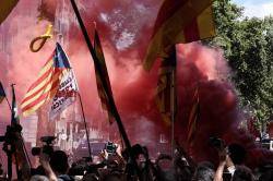 Concentració contra Pedro Sánchez a les portes del Liceu. (Imatge: Adrià Costa-Nació Digital)