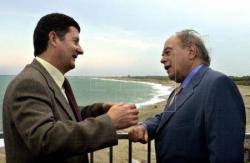 Jordi Pujol i Lluís Tejedor conversen sobre el desviament del Llobregat, el 4 de setembre del 2002 a la platja del Prat (Efe).