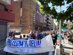 Milers de persones es manifesten al Prat de Llobregat contra l'ampliació de l'aeroport