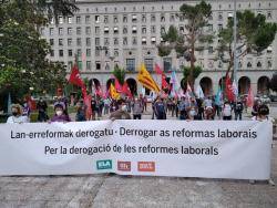 La Intersindical, ELA i CIG es concentren davant del Ministeri de Treball per exigir la derogació de les reformes laborals