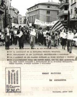 "El meu Front Nacional de finals dels setanta (I)": imatge amb pamflet del FNC i d'una mobilització per la llengua davant de l'ajuntament de Terrassa
