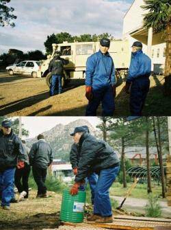 L'agent dels Mossos Lluís Escolà, en una acció solidària de neteja del xapapote a Galícia el 2002