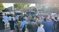 Protestes i crema de fotografies per la presència del rei a Barcelona