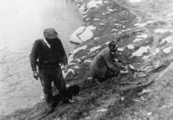 Uns pescadors als estanys de la Vall Fosca en una foto anterior a 1907.