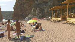 Una guingueta enfronta nudistes i banyistes tèxtils a la platja de l'Illa Roja de Begur (Imatge: TV3)