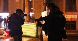 Un periodista fotografia uns agents dels Mossos d'Esquadra amb una llançadora de foam durant unes protestes per l'empresonament del cantant Pablo Hasel el 17 de febrer del 2021 a Barcelona. Foto: Blanca Blay / ACN / Mèdia.cat