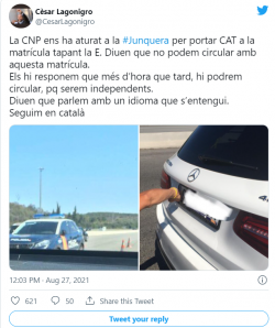 Membres de la policia espanyola a La Jonquera han impedit la circulació del vehicle de l'advocat independentista César Lagonigro perquè duia tapada amb un CAT la 'E'