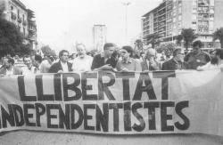 Manifestació de la Diada a Girona el 1992, encapçalada per Lluís M. Xirinacs, Carles Bonaventura, Francesc Ferrer, Jaume Soler, etc.