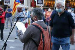 Elisenda Romeu Carles Garcia Solé, als parlaments que es van fer davant la comissaria. FOTO: Cèsar Algora