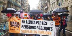 Centenars de pensionistes es manifesten davant la seu de Banc d'Espanya a Barcelona