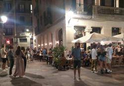 Mobilització veïnal a Ciutat Vella de Barcelona pel descans nocturn, la salut i la vida als barris