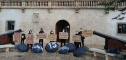 l?Aliança es planta davant del Consolat de la Mar per denunciar una vegada més que plou sobre banyat.e