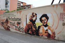 L?artista Roc Blackblock realitza un mural per reivindicar la Prefectura de policia de Via Laietana com a lloc de memòria
