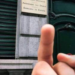 Josep Miquel Arenas ha fet una tweet amb una fotografia del seu dit davant l'ambaixada espanyola a Bèlgica (Imatge: Twitter  Josep Valtònyc)