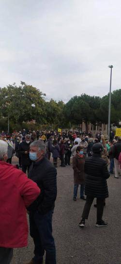 Centenars de persones es manifesten a Canet de Mar contra el 25% de castellà a l'escola