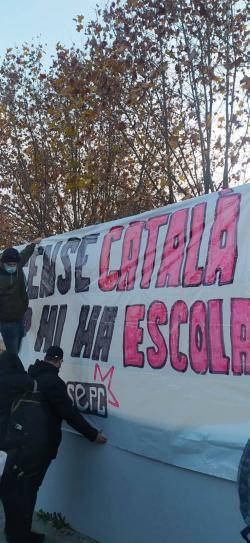 10/12/2021- Centenars de persones es manifesten a Canet de Mar contra el 25% de castellà a l'escola