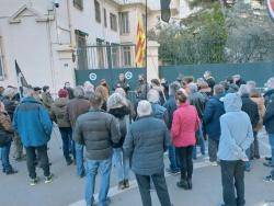 Desenes de persones s'apleguen davant de Consolat d'Espanya per a denunciar les clavagueres de l'estat espanyol