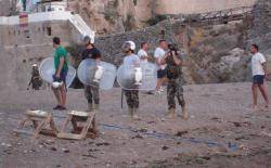 2012- Set activistes del Marroc entren de matinada a l'enclavament espanyol a la costa africana. A la imatge els militars espanyols defensant la frontera (cinta blava a la sorra de la platja). Imatge difosa pels activistes marroquins.