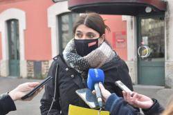 La diputada de la CUP Marta Guillaumes davant de l'Estació Jove de Girona