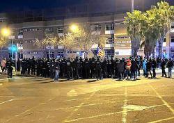 Antiavalots dels Mossos encapsulen els manifestants per impedir la protesta. FOTO: @Joansalvia_