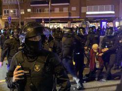 Tercera nit de prohibició del tall de 'Meridiana Resisteix' i de la llibertat de manifestació