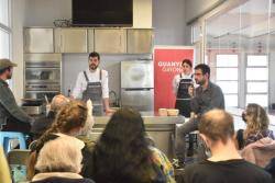 · Ofereixen un curset de cuina que inclou una conversa amb el xef de Can Xapes, Lluc Quintana, i el ramader i pagès Pino Delàs al Mercat del Lleó