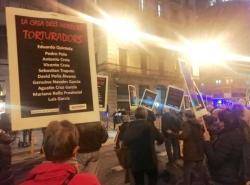 Nova protesta davant la comissaria de la Via Laietana de Barcelona FOTO: Jordi Panyella/ElPunt