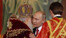 Vladimir Putin va assistir ahir a la nit a la missa pasqual oficiada pel patriarca Ciril a la catedral moscovita de Crist Salvador, el principal temple ortodox de Rússia.